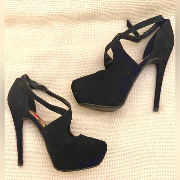 Qupid Black Cross Strap Pump - Picture 2 of 3